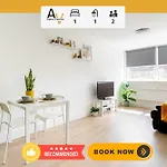 Business-Ready 1-Bedroom Apartment - Parking, High-Speed Wi-Fi, Prime Central Location By Av Hughes Properties