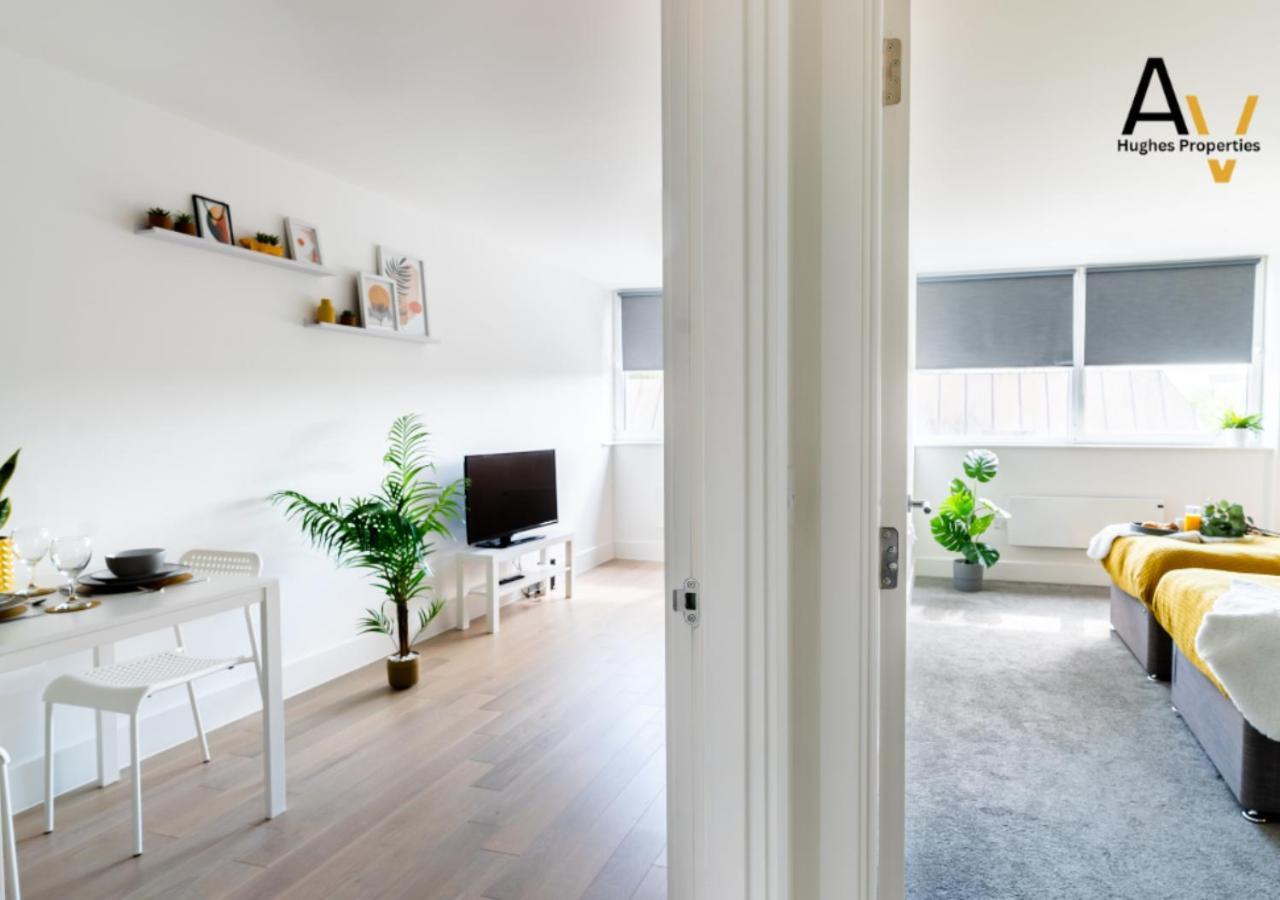 Apartment Luxurious One Bedroom By Av Hughes *